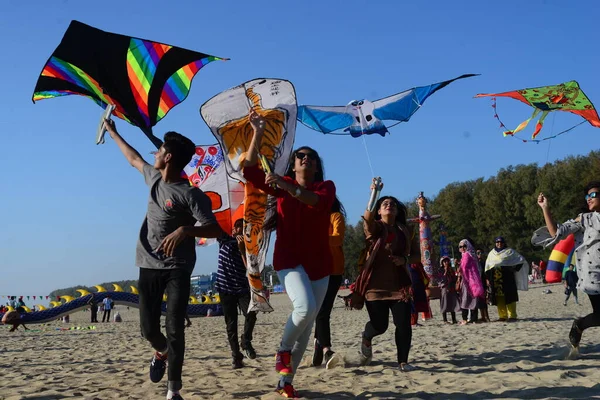 Bangladeş 'teki Coxs Bazar plajındaki Uçurtma Festivali' nde katılımcı renkli uçurtmalar. 1 Şubat 2019 'da Bangladeş Kite Federasyonu tarafından Bangladeş' in başkenti Cox 's Bazar' da düzenlenen Ulusal Uçurtma Festivali 2019. 