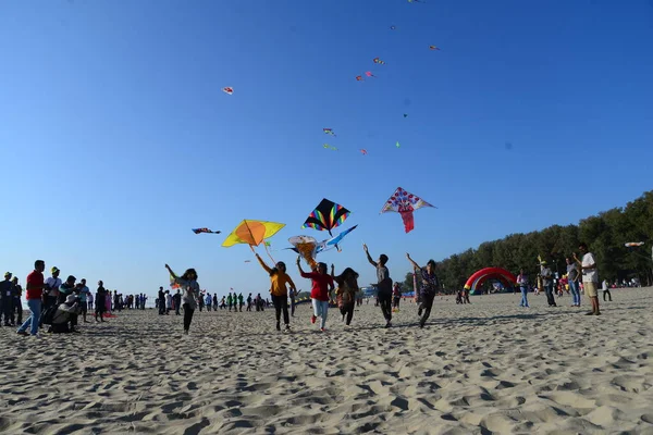 Participante Volando Cometas Colores Evento Del Festival Cometas Playa Coxs — Foto de Stock