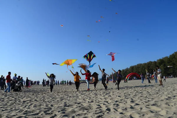 Participante Volando Cometas Colores Evento Del Festival Cometas Playa Coxs — Foto de Stock