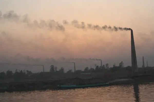 Fábricas Ladrillos Orillas Del Río Buriganga Humo Negro Liberado Por —  Fotos de Stock