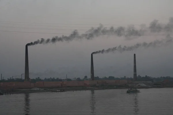 Fábricas Tijolos Longo Das Margens Rio Buriganga Fumaça Negra Liberada — Fotografia de Stock