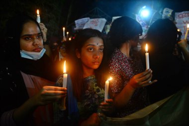 Öğrenciler ve aktivistler, 9 Ocak 2021 'de Bangladeş' in Dhaka kentinde bir öğrenciye tecavüz edilip öldürülmesi nedeniyle adalet talebiyle mum ışığında bir protesto gösterisi düzenledi..