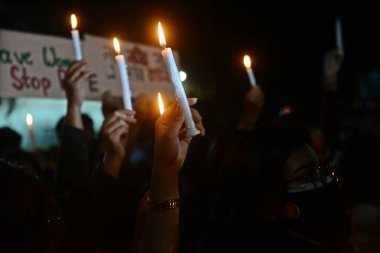 Öğrenciler ve aktivistler, 9 Ocak 2021 'de Bangladeş' in Dhaka kentinde bir öğrenciye tecavüz edilip öldürülmesi nedeniyle adalet talebiyle mum ışığında bir protesto gösterisi düzenledi..