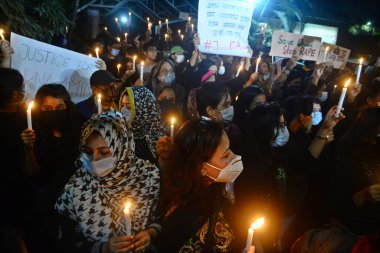 Öğrenciler ve aktivistler, 9 Ocak 2021 'de Bangladeş' in Dhaka kentinde bir öğrenciye tecavüz edilip öldürülmesi nedeniyle adalet talebiyle mum ışığında bir protesto gösterisi düzenledi..