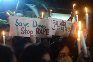 Öğrenciler ve aktivistler, 9 Ocak 2021 'de Bangladeş' in Dhaka kentinde bir öğrenciye tecavüz edilip öldürülmesi nedeniyle adalet talebiyle mum ışığında bir protesto gösterisi düzenledi..