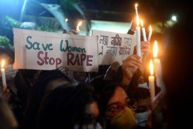 Öğrenciler ve aktivistler, 9 Ocak 2021 'de Bangladeş' in Dhaka kentinde bir öğrenciye tecavüz edilip öldürülmesi nedeniyle adalet talebiyle mum ışığında bir protesto gösterisi düzenledi..