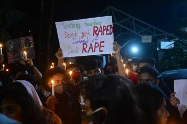 Öğrenciler ve aktivistler, 9 Ocak 2021 'de Bangladeş' in Dhaka kentinde bir öğrenciye tecavüz edilip öldürülmesi nedeniyle adalet talebiyle mum ışığında bir protesto gösterisi düzenledi..