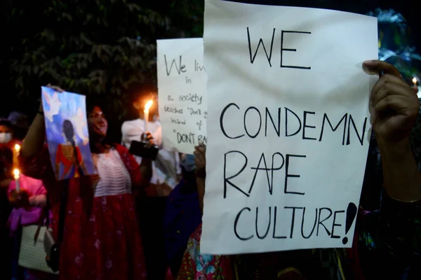 Öğrenciler ve aktivistler, 9 Ocak 2021 'de Bangladeş' in Dhaka kentinde bir öğrenciye tecavüz edilip öldürülmesi nedeniyle adalet talebiyle mum ışığında bir protesto gösterisi düzenledi..