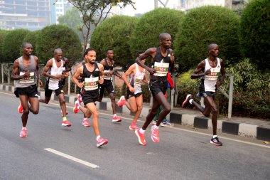 Bangladeşli ve yabancı koşucular Bangabandhu Şeyh Mujib Dhaka Maratonu 'na 10 Ocak 2021' de Dhaka, Bangladeş 'te katıldılar. Dhaka' da 200 'den fazla koşucu 