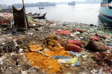 29 Ocak 2021 'de Dhaka, Bangladeş' teki Buriganga Nehri 'ne atılan insan atığının su kirliliği. 