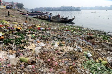 29 Ocak 2021 'de Dhaka, Bangladeş' teki Buriganga Nehri 'ne atılan insan atığının su kirliliği. 