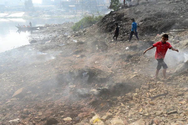 stock image Children playing on the bank of polluted river by human waste dumped in Buriganga River in Dhaka, Bangladesh, on January 29, 2021. 