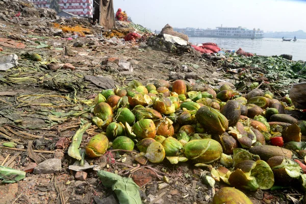 29 Ocak 2021 'de Dhaka, Bangladeş' teki Buriganga Nehri 'ne atılan insan atığının su kirliliği. 