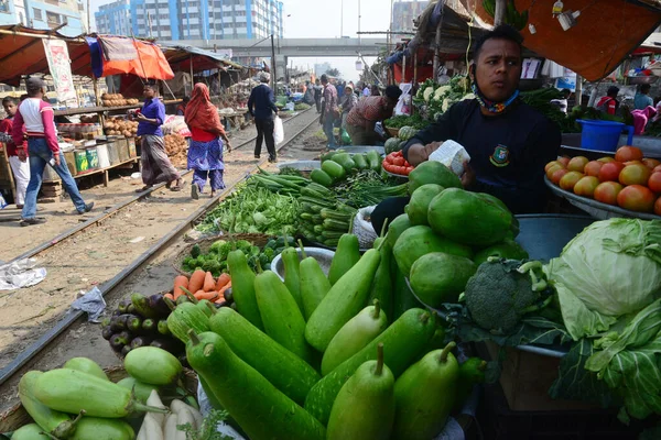 Продавец Бангладеш Января 2021 Года Продает Овощи Вдоль Железной Дороги — стоковое фото