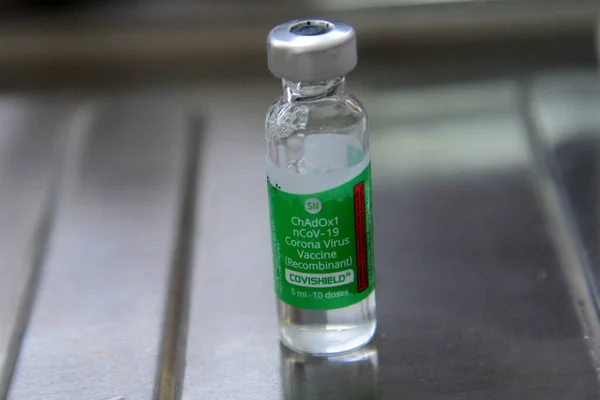 Uma Dose Vacina Covid Vista Com Saco Gelo Sheikh Russell — Fotografia de Stock
