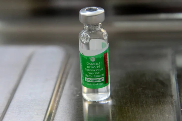 Uma Dose Vacina Covid Vista Com Saco Gelo Sheikh Russell — Fotografia de Stock