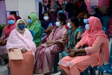 10 Şubat 2021 'de Dhaka' daki Dhaka Tıp Kolajı ve Hastanesi 'nde Covid-19 Coronavirus aşısı yaptırdıktan sonra dinlenen insanlar görülüyor.