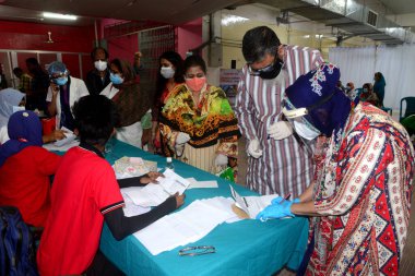 10 Şubat 2021 'de Bangladeş' in Dhaka kentindeki Dhaka Tıp Kolajı ve Hastanesi 'nde Covid-19 Coronavirus aşısı için bir kayıt toplandı.