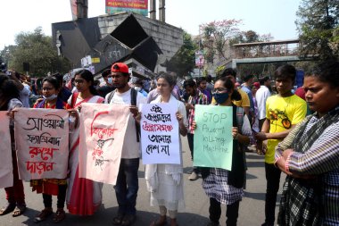 Sol görüşlü öğrenci örgütünün aktivistleri, Bangladeşli yazar Mushtaq Ahmed 'in tutuklanmasından aylar sonra Dhak' ta muhalefeti susturmak için kullanılan internet yasaları uyarınca hapiste gerçekleşen bir gösteride plaket kullandılar.