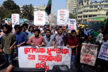 Sol görüşlü öğrenci örgütünün aktivistleri, Bangladeşli yazar Mushtaq Ahmed 'in tutuklanmasından aylar sonra Dhak' ta muhalefeti susturmak için kullanılan internet yasaları uyarınca hapiste gerçekleşen bir gösteride plaket kullandılar.