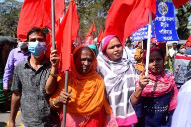 Aktivistler, Bangladeşli yazar Mushtaq Ahmed 'in Dijital Güvenlik Yasası uyarınca tutuklanmasının ardından 27 Şubat 2021' de Bangladeş 'in Dhaka kentinde muhalefeti susturmak için kullanılan bir Cot alayı düzenlediler..