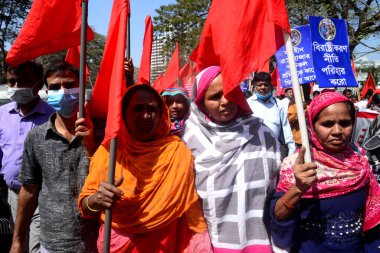 Aktivistler, Bangladeşli yazar Mushtaq Ahmed 'in Dijital Güvenlik Yasası uyarınca tutuklanmasının ardından 27 Şubat 2021' de Bangladeş 'in Dhaka kentinde muhalefeti susturmak için kullanılan bir Cot alayı düzenlediler..