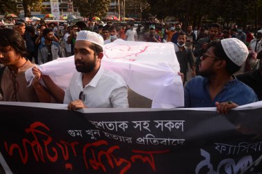 Aktivistler, Bangladeşli yazar Mushtaq Ahmed 'in Dijital Güvenlik Yasası uyarınca tutuklanmasının ardından 27 Şubat 2021' de Bangladeş 'in Dhaka kentinde muhalefeti susturmak için kullanılan bir Cot alayı düzenlediler..