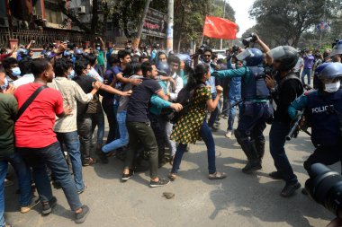 1 Mart 2021 'de Bangladeş' in Dhaka kentindeki İçişleri Bakanlığı 'na doğru yürüyen polis memurları önünde gösteri yapan sol parti öğrenci örgütü eylemcileri. Protestocular Dijital Güvenlik Yasası 2018 'in kaldırılmasını talep ediyorlar..