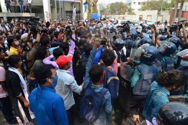1 Mart 2021 'de Bangladeş' in Dhaka kentindeki İçişleri Bakanlığı 'na doğru yürüyen polis memurları önünde gösteri yapan sol parti öğrenci örgütü eylemcileri. Protestocular Dijital Güvenlik Yasası 2018 'in kaldırılmasını talep ediyorlar..