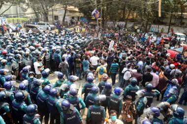 1 Mart 2021 'de Bangladeş' in Dhaka kentindeki İçişleri Bakanlığı 'na doğru yürüyen polis memurları önünde gösteri yapan sol parti öğrenci örgütü eylemcileri. Protestocular Dijital Güvenlik Yasası 2018 'in kaldırılmasını talep ediyorlar..