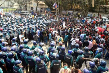 1 Mart 2021 'de Bangladeş' in Dhaka kentindeki İçişleri Bakanlığı 'na doğru yürüyen polis memurları önünde gösteri yapan sol parti öğrenci örgütü eylemcileri. Protestocular Dijital Güvenlik Yasası 2018 'in kaldırılmasını talep ediyorlar..