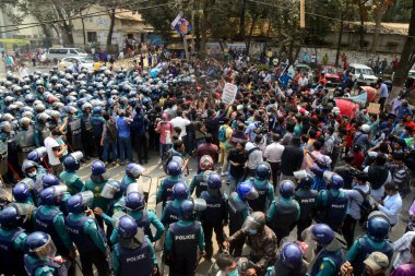 1 Mart 2021 'de Bangladeş' in Dhaka kentindeki İçişleri Bakanlığı 'na doğru yürüyen polis memurları önünde gösteri yapan sol parti öğrenci örgütü eylemcileri. Protestocular Dijital Güvenlik Yasası 2018 'in kaldırılmasını talep ediyorlar..