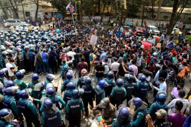 1 Mart 2021 'de Bangladeş' in Dhaka kentindeki İçişleri Bakanlığı 'na doğru yürüyen polis memurları önünde gösteri yapan sol parti öğrenci örgütü eylemcileri. Protestocular Dijital Güvenlik Yasası 2018 'in kaldırılmasını talep ediyorlar..