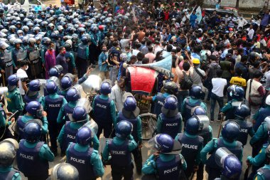 1 Mart 2021 'de Bangladeş' in Dhaka kentindeki İçişleri Bakanlığı 'na doğru yürüyen polis memurları önünde gösteri yapan sol parti öğrenci örgütü eylemcileri. Protestocular Dijital Güvenlik Yasası 2018 'in kaldırılmasını talep ediyorlar..