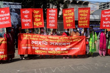 Bangladeşli Mro yerlileri, 2 Mart 202 tarihinde Bangladeş 'in Dhaka kentindeki Shahbag' de, Bandarban 'daki Chimbuk Hills' te beş yıldızlı bir otelin inşasına karşı düzenlenen protesto mitinginde pankartı kaldırdılar.