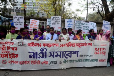 Bangladeşli kadınlar 8 Mart 2021 'de Bangladeş' in Dhaka kentinde düzenlenen Uluslararası Kadın Günü kutlamalarına katıldılar..