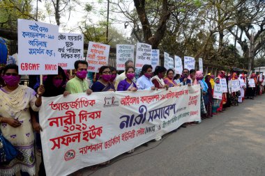 Bangladeşli kadınlar 8 Mart 2021 'de Bangladeş' in Dhaka kentinde düzenlenen Uluslararası Kadın Günü kutlamalarına katıldılar..