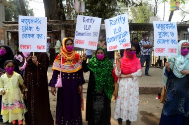 Bangladeşli kadınlar 8 Mart 2021 'de Bangladeş' in Dhaka kentinde düzenlenen Uluslararası Kadın Günü kutlamalarına katıldılar..