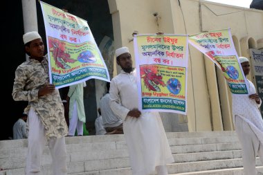 Müslüman aktivistler, 12 Mart 202 'de Dhaka, Bangladeş' teki Cuma namazından sonra Çin 'deki Uygur Müslümanların soykırımına son verilmesini talep eden bir protesto mitingi düzenlediler.