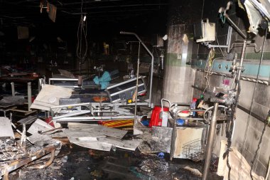 Hasarlı tıbbi malzeme ve yataklar, 17 Mart 2021 'de Bangladeş' in Dhaka kentindeki Dhaka Tıp Fakültesi ve Hastanesi 'nin COVID-19 Coronavirus Yoğun Bakım Birimi' nde (ICU) görüldü. En az üç COVID-19 hastası...