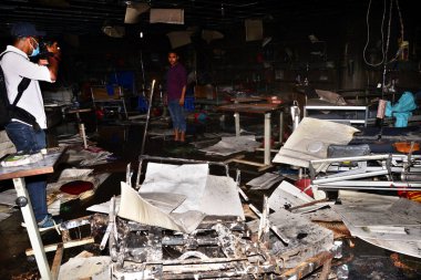 Hasarlı tıbbi malzeme ve yataklar, 17 Mart 2021 'de Bangladeş' in Dhaka kentindeki Dhaka Tıp Fakültesi ve Hastanesi 'nin COVID-19 Coronavirus Yoğun Bakım Birimi' nde (ICU) görüldü. En az üç COVID-19 hastası...