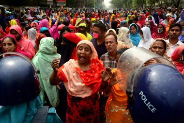 Dikiş Kuyusu Limited and Apparel Stitch Limited şirketinin giyim işçileri 16 Mart 2021 'de Dhaka, Bangladeş' te hak ettikleri ücreti talep eden bir yol bloğu gösterisini sahneledi.