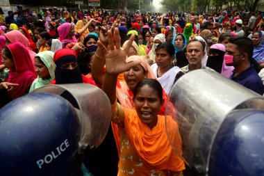 Dikiş Kuyusu Limited and Apparel Stitch Limited şirketinin giyim işçileri 16 Mart 2021 'de Dhaka, Bangladeş' te hak ettikleri ücreti talep eden bir yol bloğu gösterisini sahneledi.