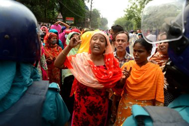 Dikiş Kuyusu Limited and Apparel Stitch Limited şirketinin giyim işçileri 16 Mart 2021 'de Dhaka, Bangladeş' te hak ettikleri ücreti talep eden bir yol bloğu gösterisini sahneledi.