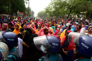 Dikiş Kuyusu Limited and Apparel Stitch Limited şirketinin giyim işçileri 16 Mart 2021 'de Dhaka, Bangladeş' te hak ettikleri ücreti talep eden bir yol bloğu gösterisini sahneledi.