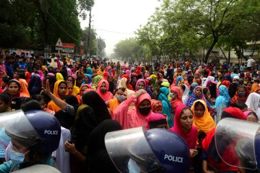 Dikiş Kuyusu Limited and Apparel Stitch Limited şirketinin giyim işçileri 16 Mart 2021 'de Dhaka, Bangladeş' te hak ettikleri ücreti talep eden bir yol bloğu gösterisini sahneledi.