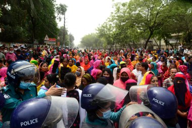 Dikiş Kuyusu Limited and Apparel Stitch Limited şirketinin giyim işçileri 16 Mart 2021 'de Dhaka, Bangladeş' te hak ettikleri ücreti talep eden bir yol bloğu gösterisini sahneledi.