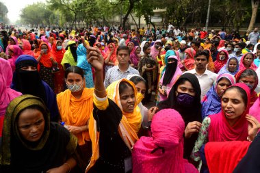 Dikiş Kuyusu Limited and Apparel Stitch Limited şirketinin giyim işçileri 16 Mart 2021 'de Dhaka, Bangladeş' te hak ettikleri ücreti talep eden bir yol bloğu gösterisini sahneledi.