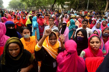 Dikiş Kuyusu Limited and Apparel Stitch Limited şirketinin giyim işçileri 16 Mart 2021 'de Dhaka, Bangladeş' te hak ettikleri ücreti talep eden bir yol bloğu gösterisini sahneledi.