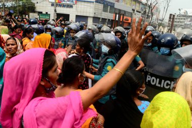 Dikiş Kuyusu Limited and Apparel Stitch Limited şirketinin giyim işçileri 16 Mart 2021 'de Dhaka, Bangladeş' te hak ettikleri ücreti talep eden bir yol bloğu gösterisini sahneledi.